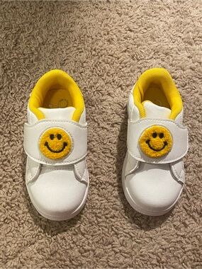 Olivia Miller Girls Smiley Sneaker